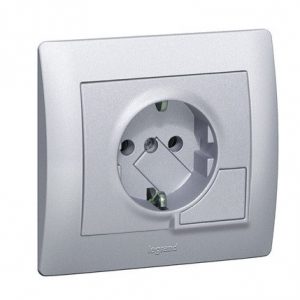 Розетка с механическим выталкиванием вилки - 2К+3 - лицевая панель - алюминий - Galea Life — изображение 1