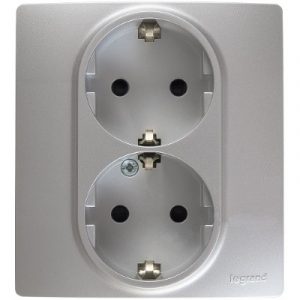 Розетка 2X2К+З (с заземленим) автоматические зажимы со шторками, 16 АХ, Алюминий. Etika — изображение 1