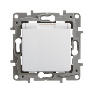 Розетка 2К+З IP 44 с откидной крышкой и шторками автоматические зажимы 16А 250 В Legrand Etika белый — изображение 2