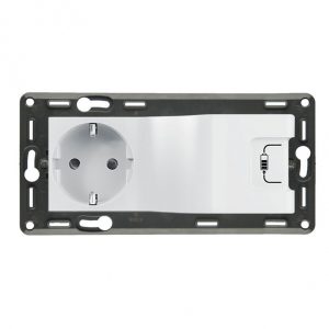 Комбинированная розетка 2К+З 16А 250В/USB 1000мА. С лицевой панелью LIFE/ALLURE. Белый. Valena IN'MATIC — изображение 1