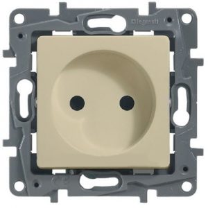 Розетка 2 Контакта (без заземления) винтовые зажимы со шторками, 16 АХ, Слоновая кость. Etika — изображение 1