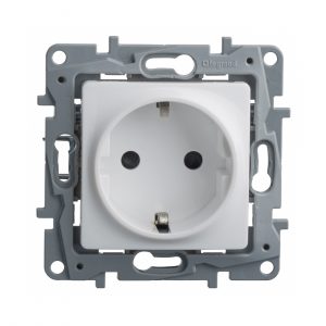 Розетка 2К+З со шторками 16 А 250 В Legrand Etika белый — изображение 2