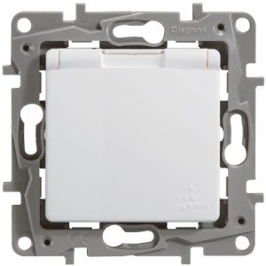 Розетка 2К+З IP 44 с откидной крышкой и шторками автоматические зажимы 16А 250 В Legrand Etika белый — изображение 1