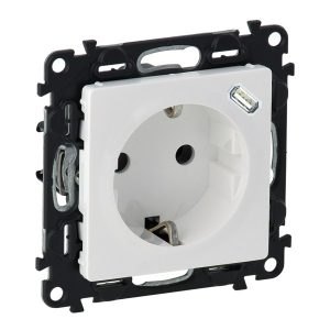 Розетка комбинированная 2К+З 16А ~250В со встроенным зарядным устройством USB C 1.5А 5В. Коллекция Valena LIFE. — изображение 1