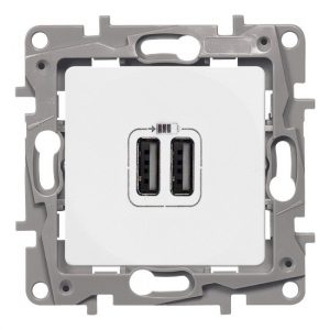 Зарядное устройство с двумя USB разъемами 240В/5В 2400мА Legrand Etika белый — изображение 1