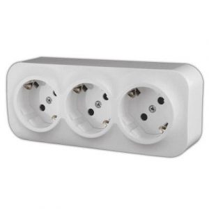 Розетка тройная с заземлением с защитными шторками, Белый. Quteo — изображение 1