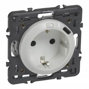 Розетка комбинированная 2К+З 16А ~250В со встроенным зарядным устройством USB C 1.5А 5В. Коллекция Celiane. — изображение 1