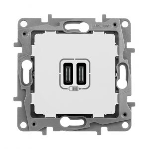 Зарядное устройство с двумя USB разъемами тип Cтип С 240В/5В 3000мА Legrand Etika Цвет Белый — изображение 1
