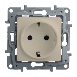 Розетка 2К+З Legrand Etika 672321 (слоновая кость) — изображение 1