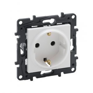 Розетка 2К+З Niloe Step 16А 250 В винт. клеммы Белый — изображение 1