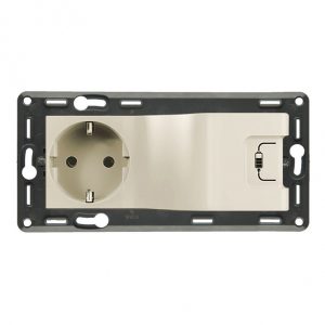 Комбинированная розетка 2К+З 16А 250В/USB 1000мА. С лицевой панелью LIFE/ALLURE. Слоновая кость. Valena IN'MATIC — изображение 1