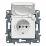 Valena LIFE IP44.Розетка силовая 2К+З, с защитными шторками и откидной крышкой.Белая
