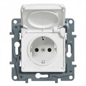 Valena LIFE IP44.Розетка силовая 2К+З, с защитными шторками и откидной крышкой.Белая