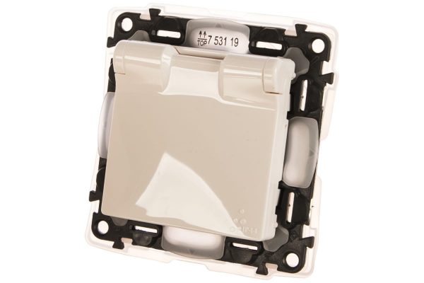 Valena LIFE IP44.Розетка силовая 2К+З, с защитными шторками и откидной крышкой.Белая