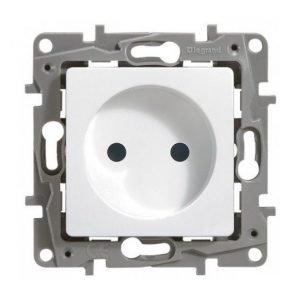 Розетка 2К+З - немецкий стандарт - винтовые зажимы - 16 А - 250 В~ - Etika - антрацит — изображение 1