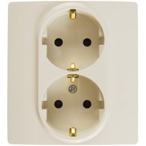 Розетка 2X2К+З (с заземленим) автоматические зажимы со шторками, 16 АХ, Слоновая кость. Etika — изображение 1