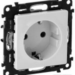 Розетка Legrand Valena Life 753421 (белый)