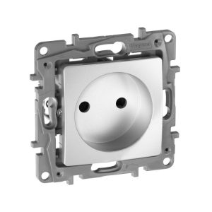 Розетка 2К со шторками винтовые зажимы 16 А 250 В Legrand 672434 Etika алюминий — изображение 3