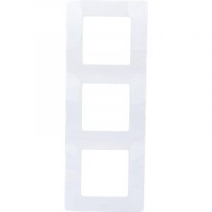 Рамка 3 поста Legrand Etika 672503 (белый)